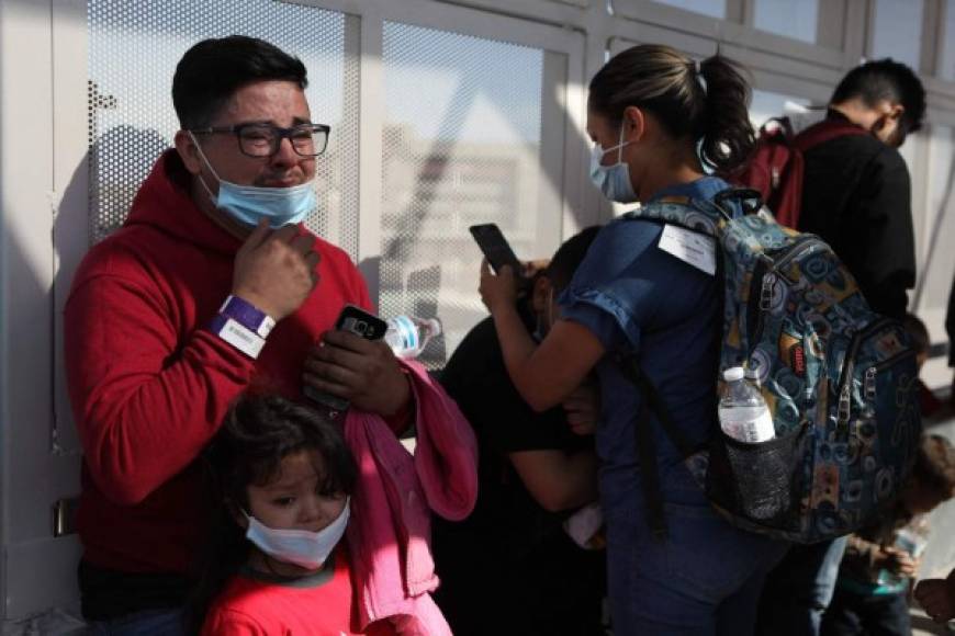 Dozens of Central American migrants are expelled from the United States by the Paso del Norte-Santa Fe international bridge, from El Paso, Texas, United States to Ciudad Juarez, state of Chihuahua, Mexico, on March 18, 2021 (Photo by HERIKA MARTINEZ / AFP)