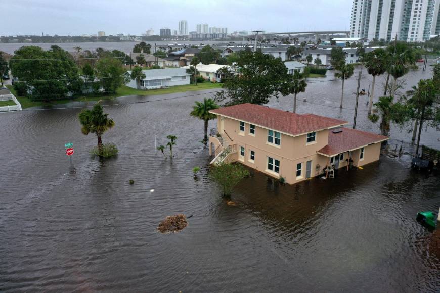 El huracán Nicole, degradado a tormenta tropical tras azotar el sur de Florida este jueves, dejó grandes inundaciones y daños menores en casas e infraestructuras en Daytona Beach, según informaciones de medios locales.