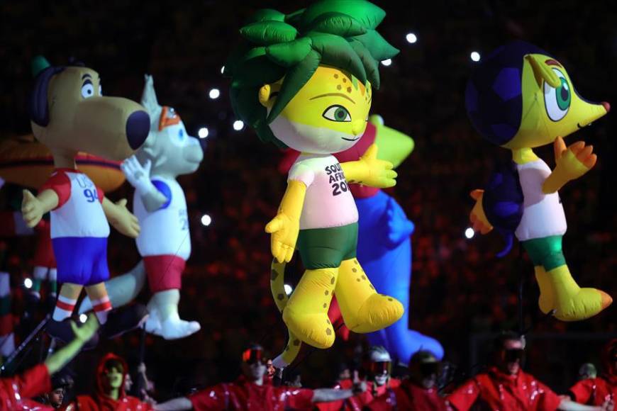 También formaron parte del evento las mascotas de mundiales pasados.