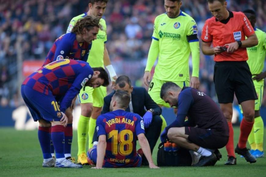El lateral Jordi Alba dio la mala noticia en el Barcelona ya que se marchó lesionado por tercera ocasión en lo que va de la temporada. Messi estuvo pendiente de su compañero.