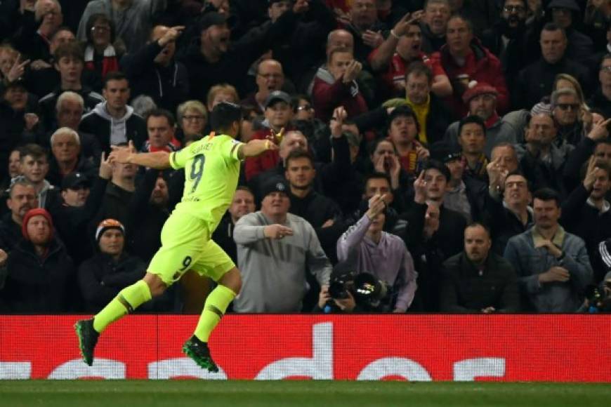 Luis Suárez corre a celebrar el gol, mientras los aficionados del Manchester United al fondo lo recriminan con gestos obscenos.