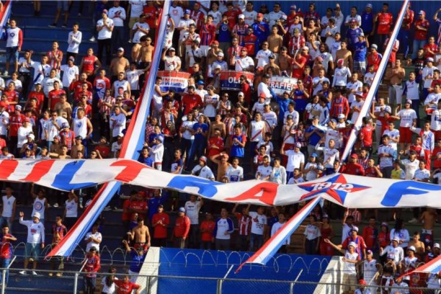 La barra Ultra Fiel del Olimpia apoyó a su equipo contra el Real España en el estadio Nacional.