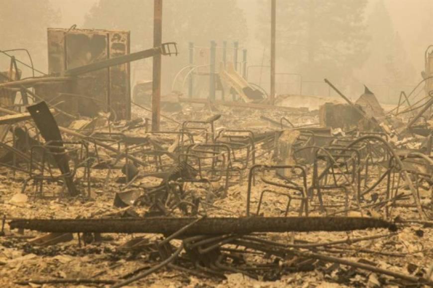 'Prevemos que el número (de muertos) aumente a medida que regresemos a áreas devastadas por las llamas', advirtió también el gobernador de California, Gavin Newsom, mientras visitaba los restos humeantes de un bosque calcinado en el norte del estado.
