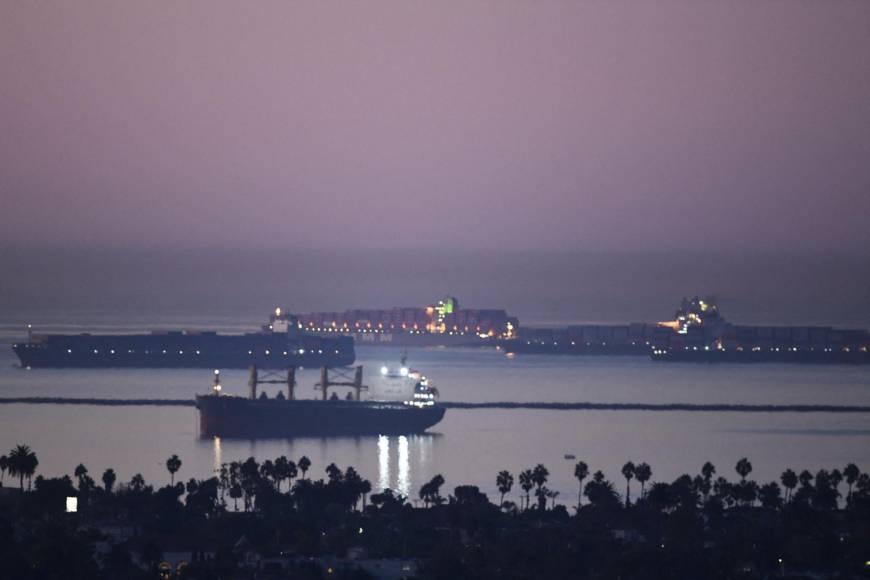El puerto de Los Ángeles, la mayor terminal de contenedores de Norteamérica, comenzó a trabajar las 24 horas del día desde el jueves luego de que la Casa Blanca intervino para subsanar cuellos de botella que complican el comercio y aumentan los precios.