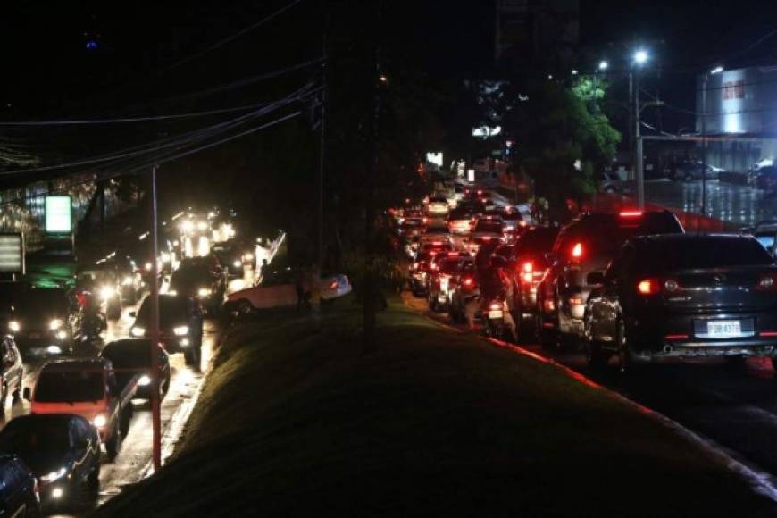 Miles de sampedranos quedaron detenidos en los congestionamientos viales en el bulevar al hospital Mario Rivas.