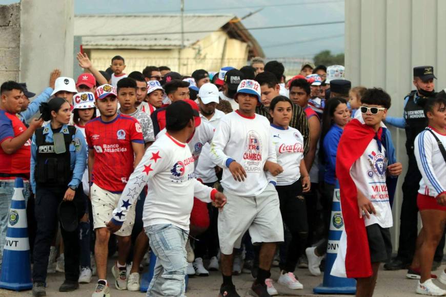 Aficionados del Olimpia ingresando al estadio Carlos Miranda de Comayagua.