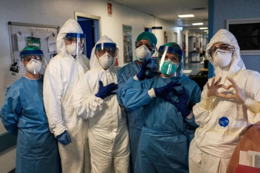 Los médicos en Milán mantienen el ánimo y positivismo ante la pandemia del coronavirus, sin embargo, el sistema sanitario colapsó al punto que tienen que decidir quién vive y quién muere.