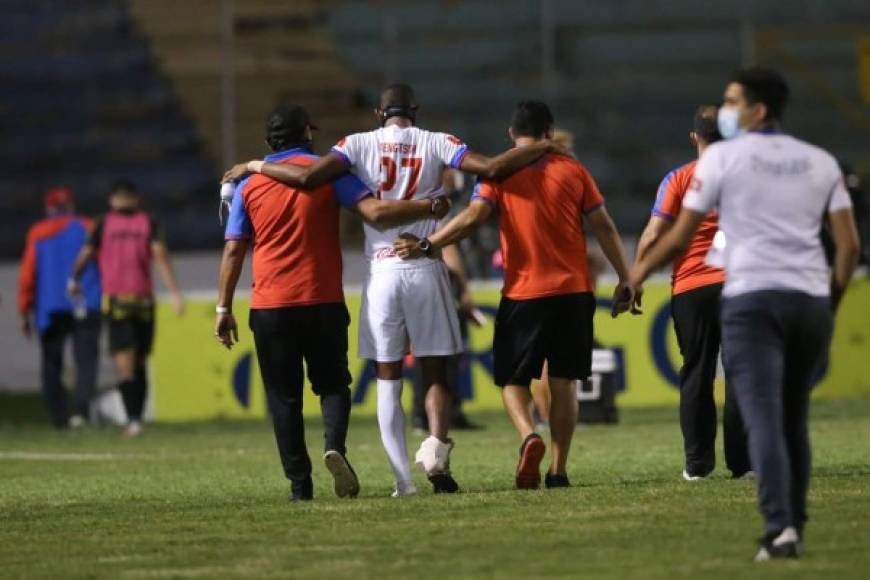 Minutos después de su gol, Bengtson salió lesionado, con el tobillo derecho inflamado y tuvo que ser auxiliado para retirarse al vestuario. Una imagen de la figura del Olimpia que preocupa al olimpismo.