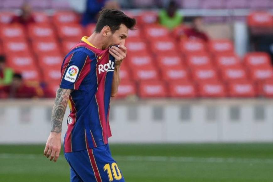 Lionel Messi pasó sin pena ni gloria en el partido y se le vio su decepción.
