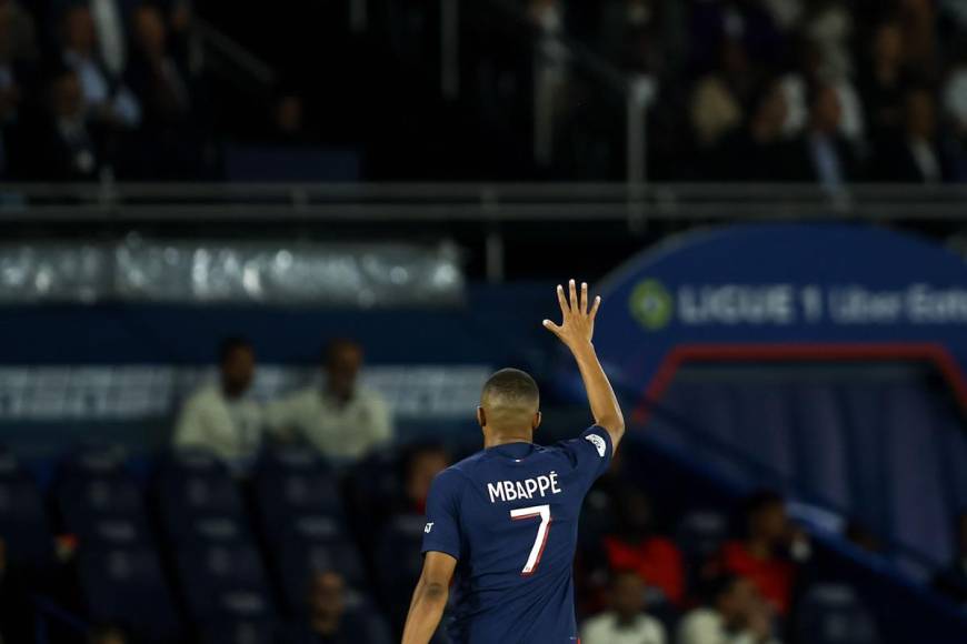 Kylian Mbappé saludando a los aficionados del París Saint Germain.