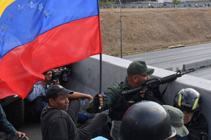 El ministro de Comunicación de Venezuela, Jorge Rodríguez, informó que el Gobierno de Nicolás Maduro está 'enfrentando y desactivando' un plan golpista en alusión al pronunciamiento hecho por Guaidó desde una base aérea militar.