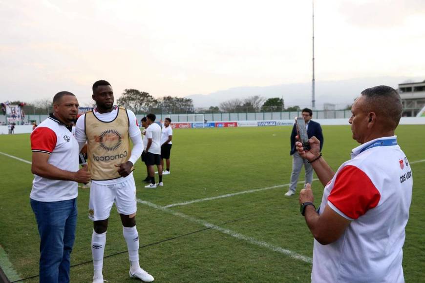 Miembros del cuerpo técnico del Vida se tomaron fotos con Yustin Arboleda antes del inicio del partido.