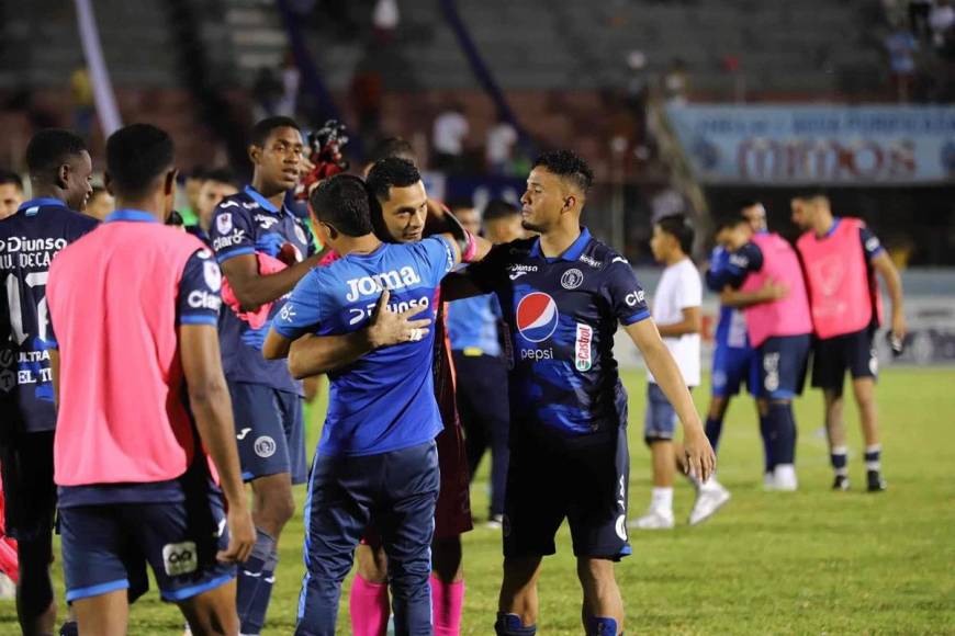 Todos los jugadores del Motagua se acercaron a saludar a Marlon Licona tras el partido.