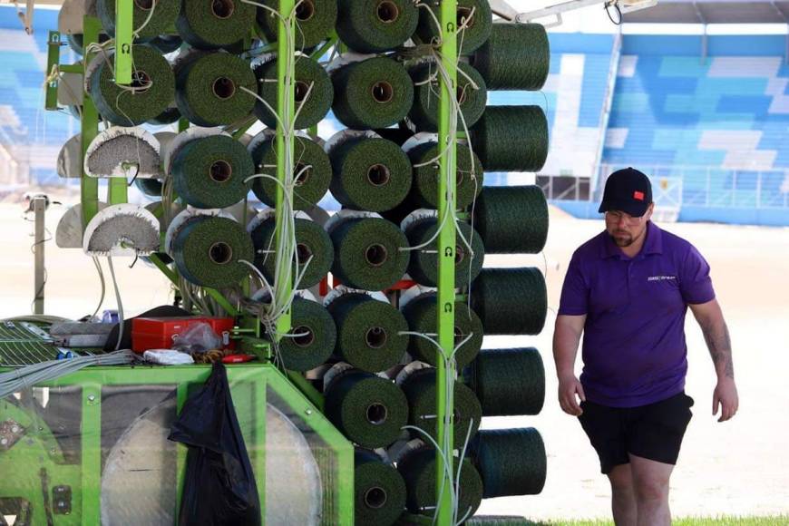 “Dejaremos dos máquinas para cortar el césped. El corte y el riego debe hacerse todos los días. Entre los beneficios de la cancha híbrida es que su tiempo de duración es tres o cuatro veces más que el campo natural”, apuntó Enio. 