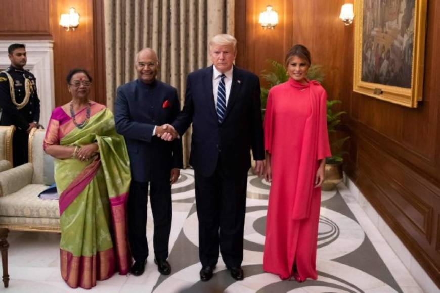 Los Trump cerraron su visita a Nueva Delhi con una cena de Estado ofrecida en su honor por el primer ministro Narendra Modi y autoridades locales. <br/><br/>Para el evento, la ex modelo de 49 años eligió un elegante vestido de Carolina Herrera valorado en 4,000 dólares.