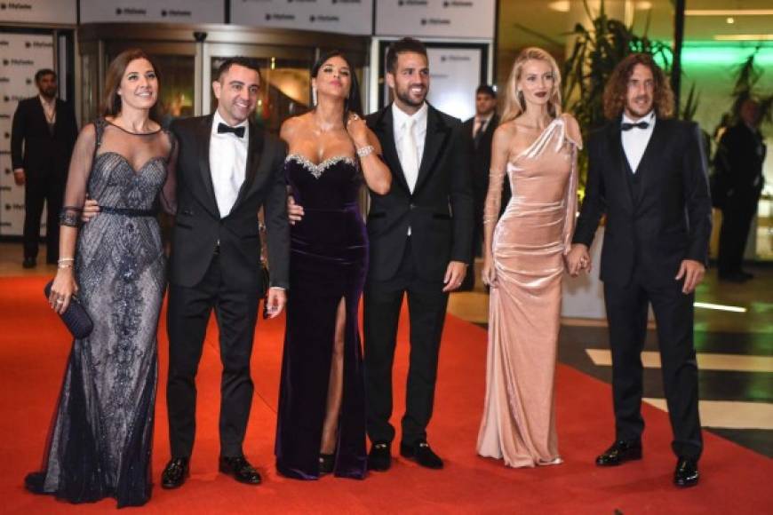 Xavi Alonso, Cesc Fabregas y Carles Puyol junto a sus esposas posan a la llegada a la fiesta de matrimonio de Messi y Antonella.