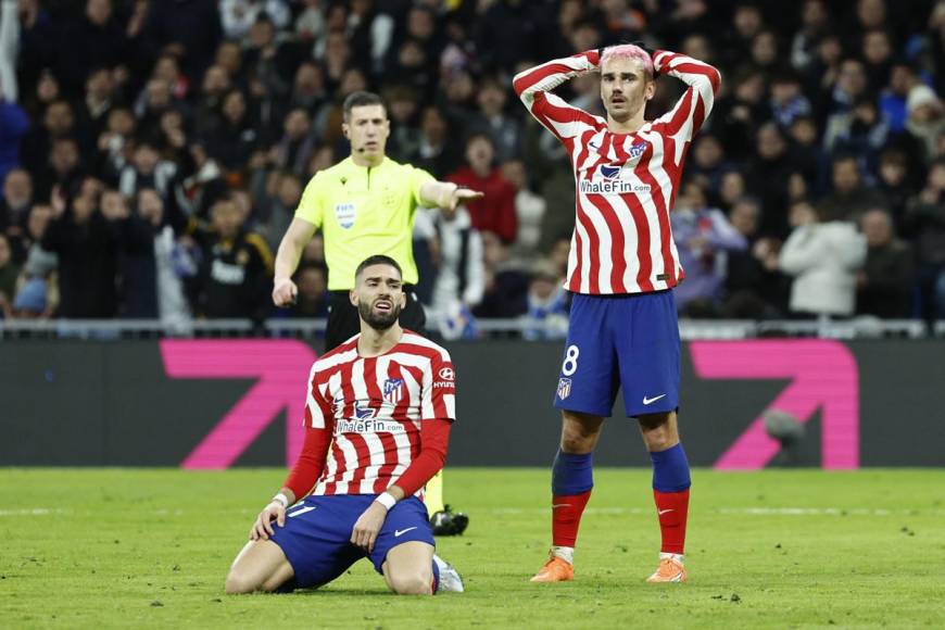 Los jugadores del Atlético de Madrid, el francés Antoine Griezmann (d) y el belga Yannick Carrasco, se lamentan de una ocasión fallada ante Real Madrid.
