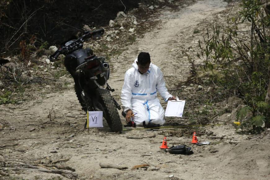  Cuatro presuntos delincuentes murieron este miércoles y otros cuatro fueron detenidos durante un enfrentamiento a tiros con agentes de la Policía Nacional de Honduras, informó el vocero de la institución, Edgardo Barahona.