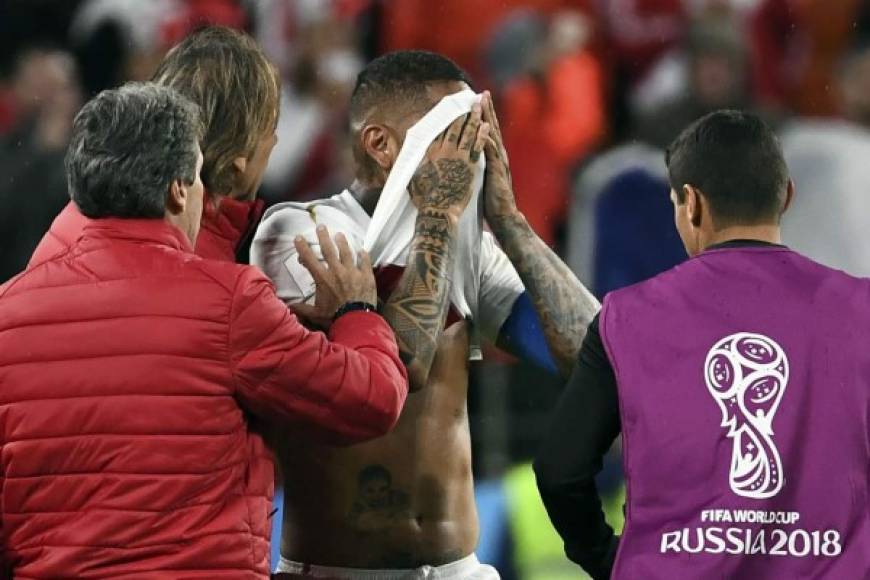 El seleccionador de Perú, Ricardo Gareca, trata de consolar a Paolo Guerrero al final del partido. Foto AFP