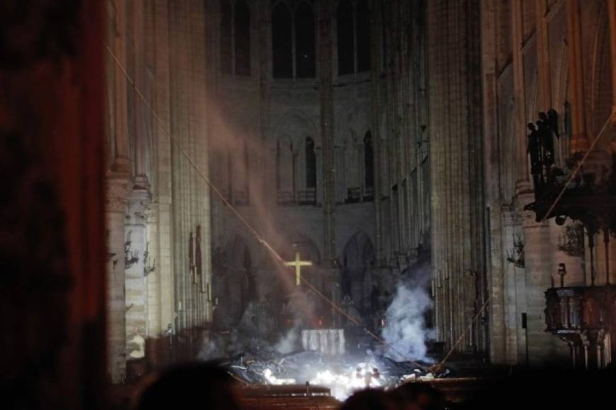 El fuego, originado por causas todavía desconocidas en el tejado, que estaba en restauración, también dañó buena parte de las obras interiores, aunque no las reliquias que atesora el templo, entre ellas la corona de espinas de Cristo.