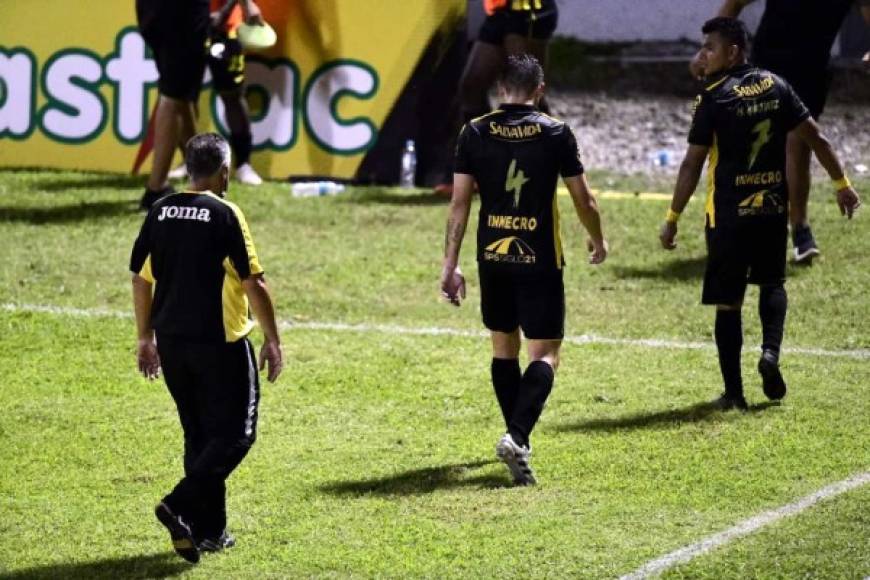 Ramiro Martínez, Matías Soto y Mario Martínez se marchan del campo, cabizbajos por la derrota.