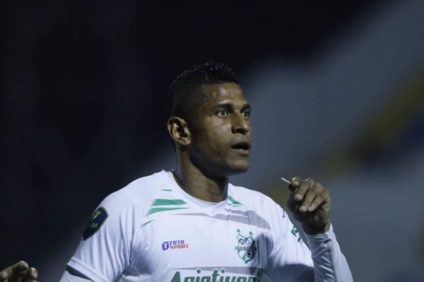 Carlo Costly fue titular en el Platense y jugó ante la máquina. Lamentablemente para sus intereses no pudo marcar.