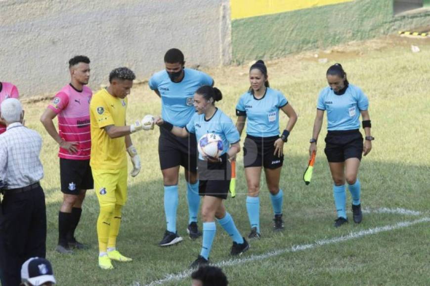 La central Melissa Pastrana previo al inicio del partido saludó al portero Kevin Hernández del Honduras Progreso.