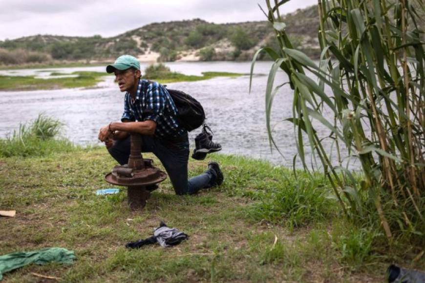 Un inmigrante hondureño descansa tras atravesar las fuertes corrientes del río Bravo.