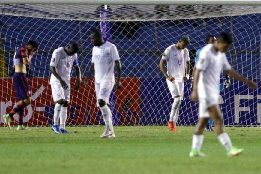La tristeza de los jugadores de la Selección de Honduras tras el pitazo final.