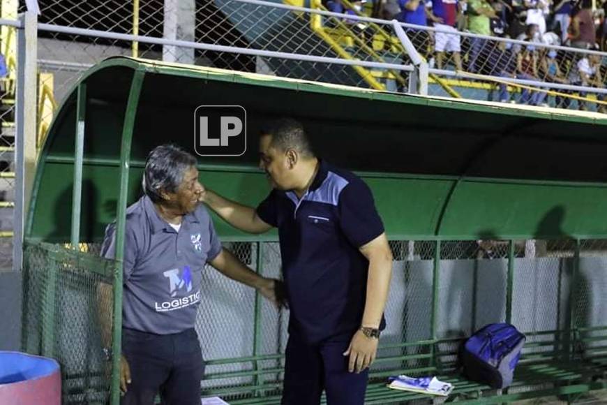 ‘Primitivo‘ Maradiaga y Jhon Jairo López se saludan antes del inicio del partido en el Micheletti.