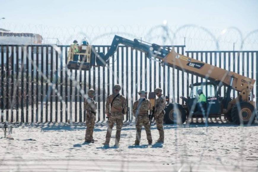 Militares del Ejército de Estados Unidos desplegaron kilómetros de alambrada en la frontera con México tras la llegada de la caravana de migrantes a la ciudad de Tijuana, a la espera de solicitar asilo en la garita de California.