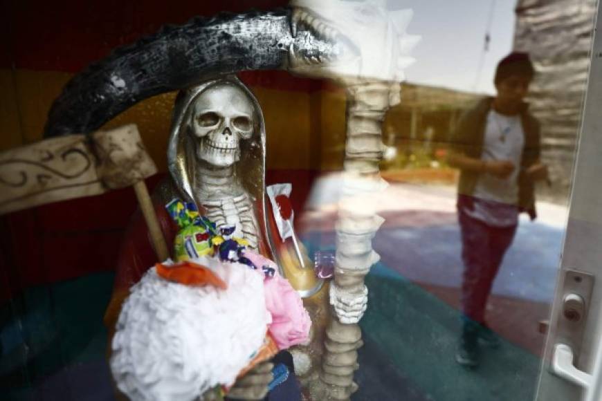 México. La Santa muerte. Devotos en el templo de la Santa Muerte de Tultitlán, en el céntrico Estado de México.