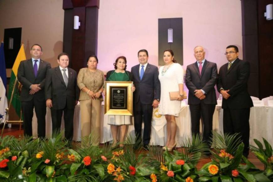 La galardonada con el premio Álvaro Contreras María Antonia de Fuentes junto al presidente de Honduras, Juan Orlando Hernández, y la primera dama Ana García. También los presidentes del Legislativo y Ejecutivo, Mauricio Oliva y Jorge Rivera Avilés.