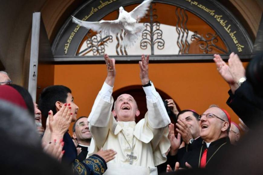 GEORGIA. Gesto del Papa por la paz. El papa Francisco suelta una paloma en Tiflis, Georgia, país que forma parte de su gira por la paz. Foto: AFP/Vincenzo Pinto