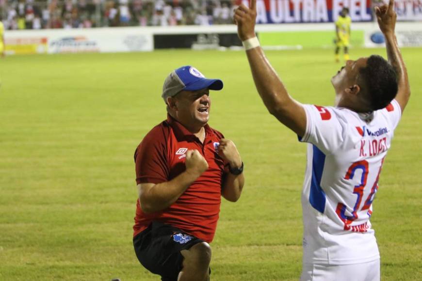 Kevin López celebró su gol con el utilero del Olimpia, Marvin ‘El Chelito‘ Martínez.