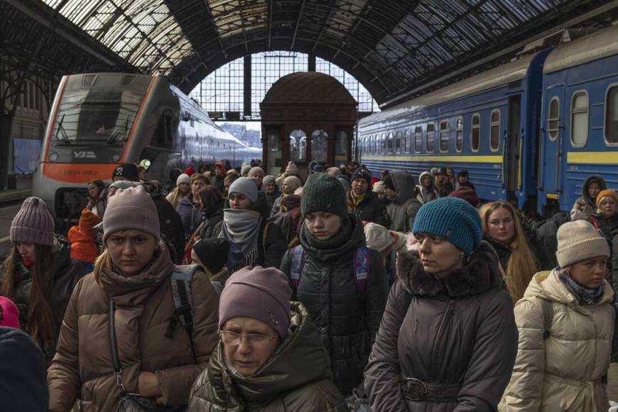 Apenas empieza la <b>guerra</b>, los ucranianos empiezan a partir del país en coche, autobús, tren o a pie, principalmente hacia las fronteras de Polonia, Hungría y Rumania.