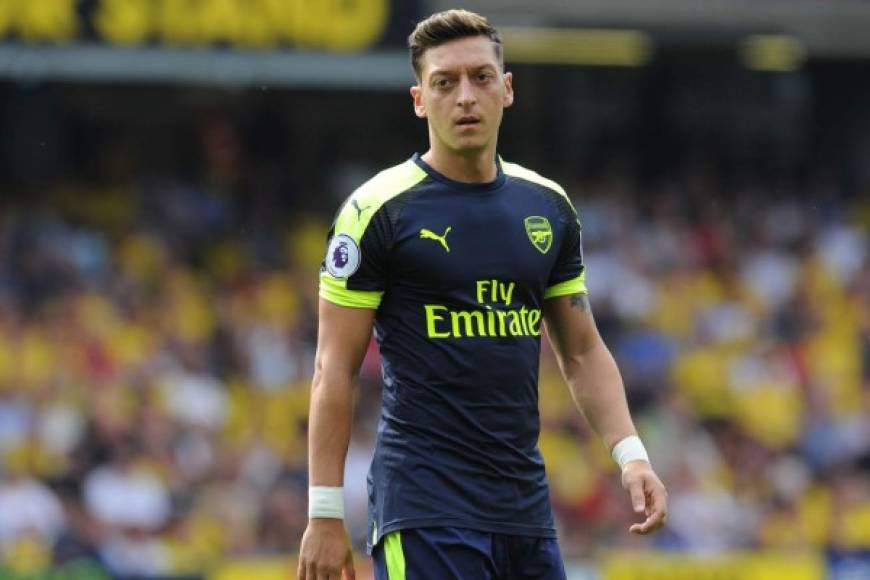 Mesut Özil: El mediocampista alemán estaría cerca de renovar con el Arsenal.