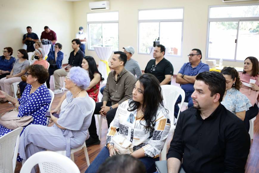 Familiares, amistades y colegas de Renán Martínez lo acompañaron en el lanzamiento de su libro.