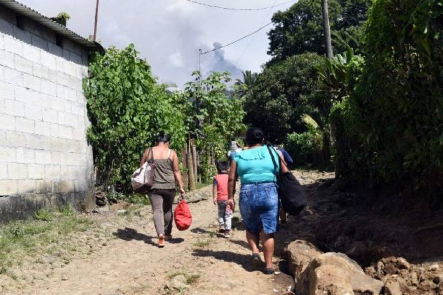 Muchos de los vecinos evacuaron con esta nueva erupción ante el temor que perdura en la región por la tragedia de junio. 'Nos quedó miedo y por eso evacuamos', dijo a la AFP Miriam García, una de las habitantes de la aldea El Rodeo que fue llevada al estadio de fútbol en Escuintla.