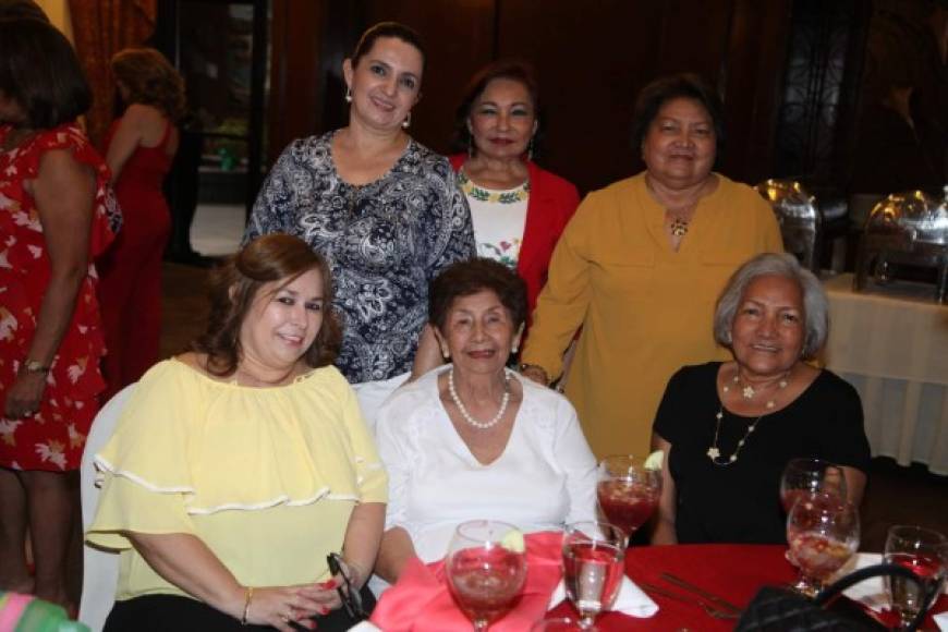 Xiomara Suazo, Gabriela Mejía y Antonieta Escobar con Helen Villanueva, Elia López y María Alberto.
