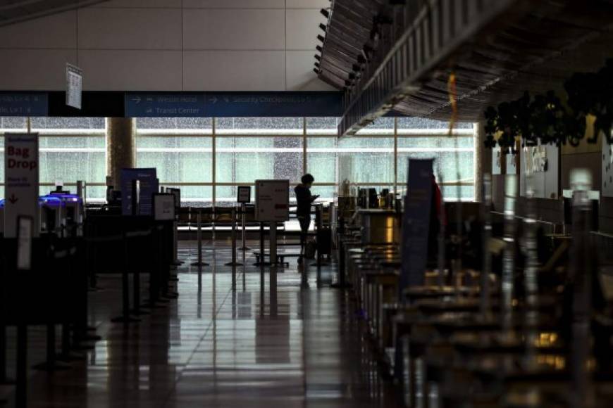 Decenas de pasajeros quedaron varados en la terminal aérea tras la cancelación de los vuelos durante el fin de semana.