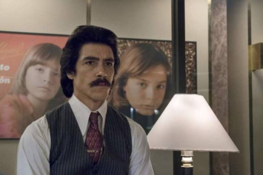 En una segunda fotografía se observa al actor Óscar Jaenada encarnando a Luisito Rey, padre y mánager de Luis Miguel.