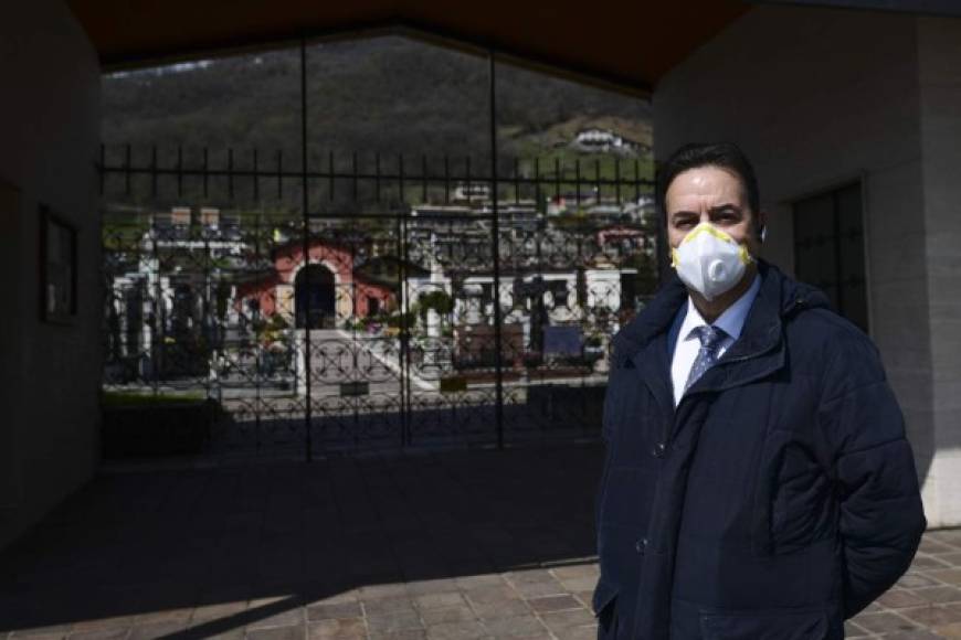 'Esto es peor que una guerra' lamenta frente a las puertas cerradas del cementerio municipal el alcalde, Orlando Gualdi, quien cuenta los muertos de su pueblo cercano a Bérgamo.