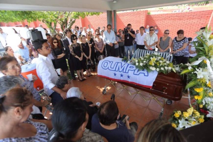 Familiares, amigos y colegas del periodista Nelson Fernández asistieron a su sepelio en Jardines del Recuerdo.