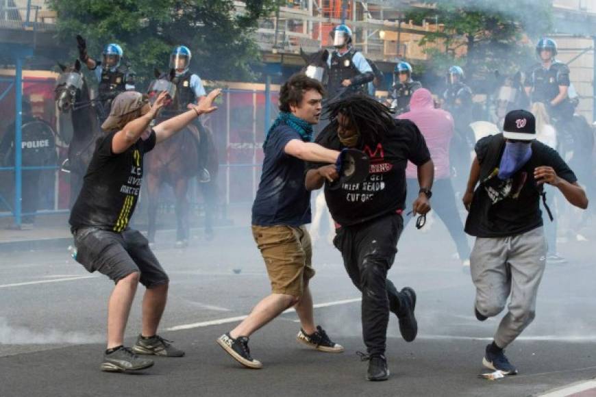 Tras un fin de semana de manifestaciones pacíficas que en la noche derivaron en disturbios, incluyendo un intento de prender fuego a una iglesia histórica situada frente a la Casa Blanca, Trump calificó los actos como 'terrorismo interno' y dijo que va a desplegar a la guardia nacional.