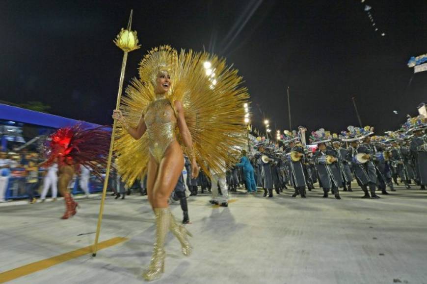 Cada una de las escuelas, con entre 3.500 y 5.000 integrantes, entre músicos, bailarines y figuras destacadas, todos con disfraces espectaculares, tuvieron entre 65 y 75 minutos para atravesar los 700 metros del sambódromo, una pasarela en la avenida Marqués de Sapucaí rodeada por tribunas para 75.0000 espectadores.