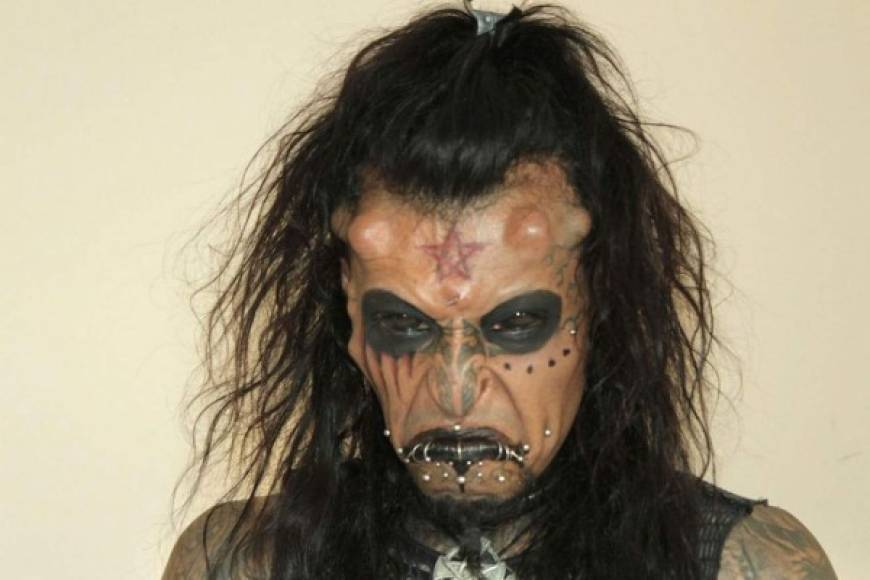 Caim Mortis es un tatuador de 42 años. Durante una decada ha modificado su cuerpo:tatuado su piel y ojos, colocado cuernos y decenas de piercings.Foto: mirror.co.uk