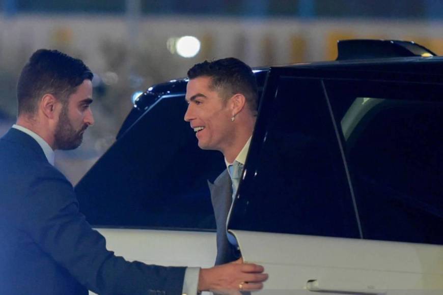 Cristiano Ronaldo en el momento que se bajó del vehículo que le asignaron para su presentación con el Al-Nassr. 