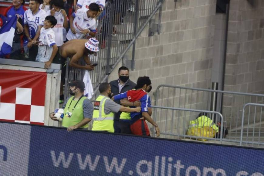 Otros aficionados fueron arrestados por el relajo que hicieron en el estadio.