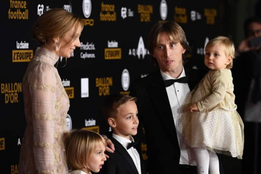 Luka Modric llegó a la Gala del Balón de Oro acompañado por su familia.